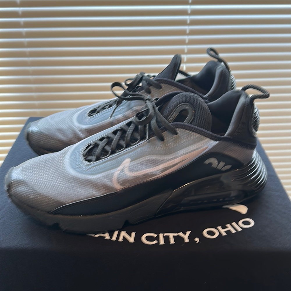 Mens size 10.5 Black and carbon Nike 2090